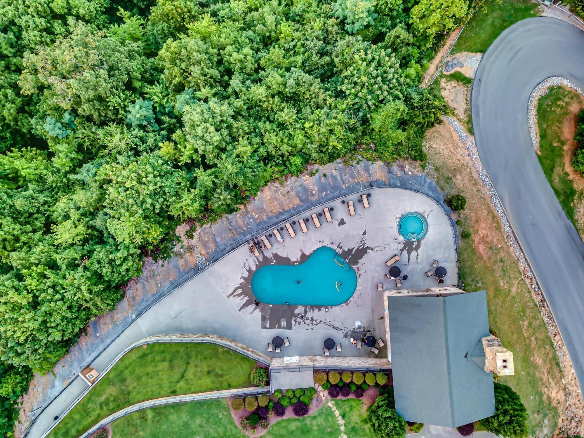 Epic Mountain Views, Hot Tub, Game Room, Sleeps 10 *